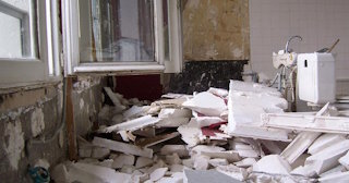 Демонтаж хрущевки в Выксе - удаление старых полов и стен по выгодной цене от 1786 рублей.